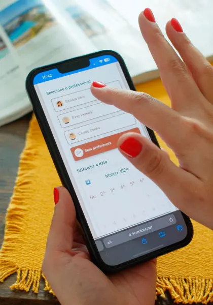 mão a fazer uma marcação no telemóvel